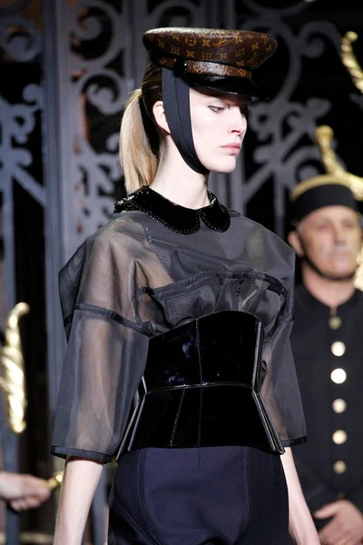 Look 10